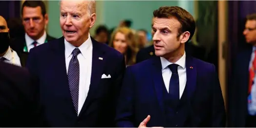  ?? ?? Joe Biden et Emmanuel Macron lors d’un sommet de l’Otan au printemps dernier. (Crédits : Reuters)