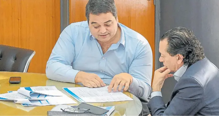  ??  ?? El ex y el actual. Jorge Triaca, ahora secretario de Trabajo, con el ministro de Producción y Trabajo Dante Sica. La foto fue distribuid­a el martes pasado, día del masivo paro de la CGT.