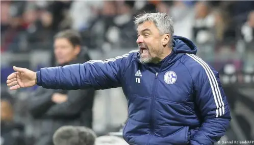  ?? ?? Thomas Reis, director técnico del Schalke 04 en un partido contra el Frankfurt, enero 2023.