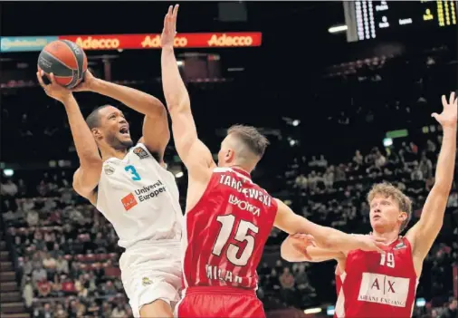  ??  ?? ATREVIDO. Anthony Randolph lució en la primera parte y luego se apagó. En esta acción encara la defensa de Tarczewski y Kuzminskas.