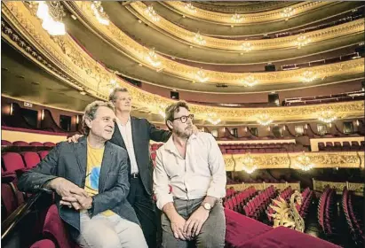  ?? MIQUEL GONZÁLEZ / SHOOTING ?? Josep Pons, Oriol Aguilà, director artístico del festival de Peralada, y Oriol Broggi ayer en el Liceu