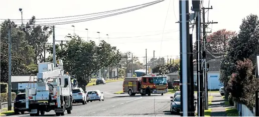  ?? PHOTOS: SIMON O’CONNOR/STUFF. ?? High winds brought a power line down across Dorset Ave in New Plymouth, closing the road for a short time yesterday morning. Right: The winds toppled rubbish bins on New Plymouth collection routes.