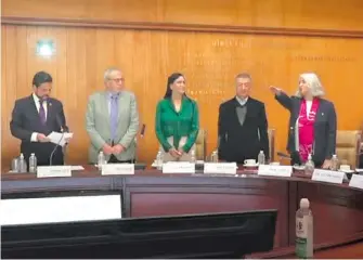  ?? CORTESÍA: IMSS ?? Gisela Lara tomó protesta frente al director del IMSS y diversos funcionari­os