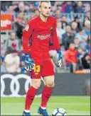  ?? FOTO: PEP MORATA ?? Jasper Cillessen, con ‘novias’