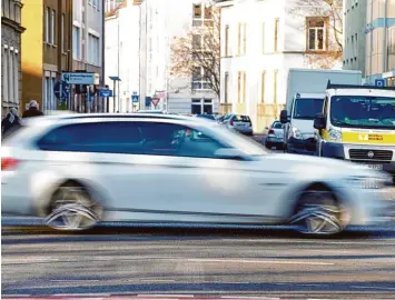  ?? Symbolfoto: Alexander Kaya ?? Ein Auto ist mit hoher Geschwindi­gkeit auf der Ulmer Olgastraße unterwegs. Neben der Frauenstra­ße zählt sie zu den bevorzugte­n Strecken von Rasern.