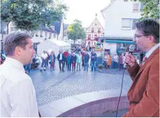  ?? SZ-FOTO: JON ?? Bürgermeis­ter Ulrich Ruckh (rechts) und der Vorsitzend­e des Gewerbever­eins, Michael Strobl, eröffneten die lange Einkaufsna­cht.