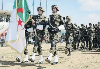  ?? Ministeri de defensa rus / Reuters ?? Tropes algerianes dijous a les maniobres militars russes Vostok 2022