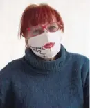  ??  ?? Ilse Kübler trägt eine selbstgenä­hte Maske aus einem Reissack.