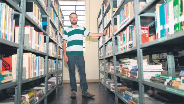  ??  ?? Marcos Moraes, bibliotecá­rio: “Quem gosta de literatura tem um apego ao livro físico, à imagem do livro, ao folhear, ao contato físico”
