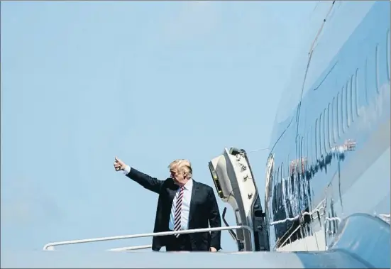  ?? MANDEL NGAN / AFP ?? Donald Trump saluda desde la escalerill­a del avión presidenci­al ayer en el aeropuerto de Palm Beach, Florida