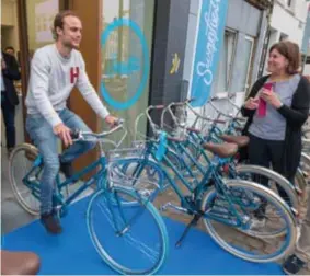  ??  ?? Nils Segers rijdt buiten uit de winkel met zijn Swapfiets. Al vijftien fietsers hebben een abonnement genomen.