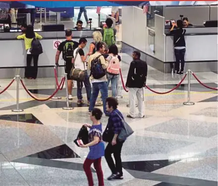  ?? PIC BY YAZIT RAZALI ?? Immigratio­n services at the Kuala Lumpur Internatio­nal Airport has been voted the best in the world for the fourth time.