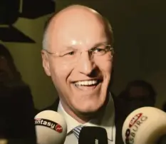  ?? Foto: Silvio Wyszengrad ?? Am 16. März 2014 gewann ein strahlende­r Kurt Gribl die Oberbürger­meister-Wahl in Augsburg. Im März 2020 ist die nächste Kommunalwa­hl.