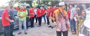  ??  ?? HAMBALI (dua kiri) memberikan penerangan sebelum memulakan lawatan ke rumah penerima.