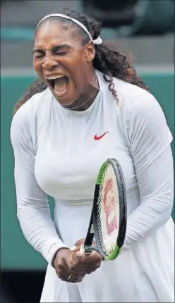  ??  ?? FURIA. Serena Williams grita para celebrar un punto ante Tomova.