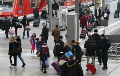  ?? MICHAELA REHLE/REUTERS ?? Munich officials reopened the city’s main train station and the Pasing neighbourh­ood station a day after a terror threat forced their closure.