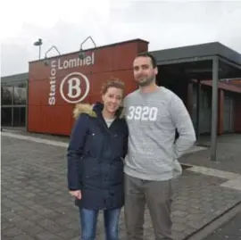  ?? FOTO GVB ?? Bart en Caroline voor het lege stationsge­bouw. “We willen zo veel mogelijk dingen behouden, zoals de infoborden en de stoelen.