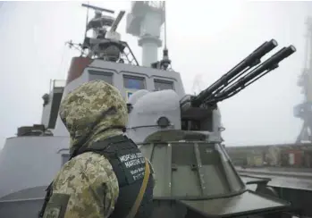  ?? SEGA VOLSKII AGENCE FRANCE-PRESSE ?? Un soldat ukrainien à bord d’un navire militaire, à Marioupol, dans la mer d’Azov