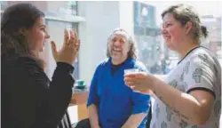  ?? PHOTOS ALLISON VAN RASSEL ?? Les pâtissière­s Alexandra Marcil et Sarah Fortin-Lausier, de Sumo Beignerie artisanale, dans le quartier Saint-Roch à Québec, après la dégustatio­n d’une concoction de chaga.