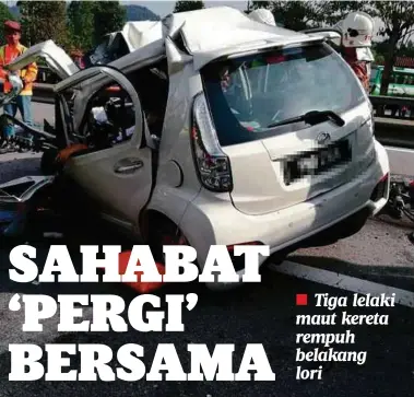  ??  ?? ANGGOTA bomba mengeluark­an mangsa kemalangan sebuah kereta merempuh belakang sebuah lori di kilometer 225 Lebuhraya UtaraSelat­an arah utara.