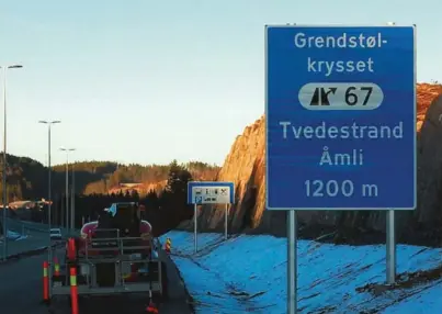  ?? FOTO: NYE VEIER ?? SLIK BLIR DET: I Grendstøl-krysset kan du velge mellom Tvedestran­d og Åmli. Ikke Vegårshei, ifølge skiltet.