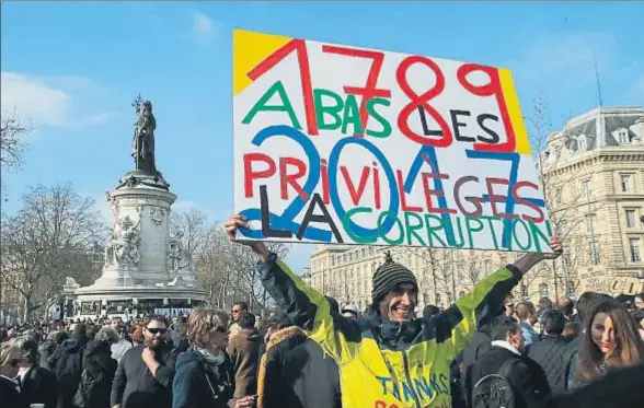  ?? FRANCOIS MORI / AP ?? La concentrac­ión de ayer, esta vez contra la corrupción, en la plaza de la República de París