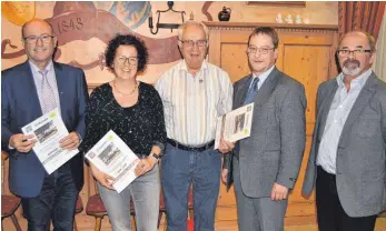  ?? FOTO: J. GESCHKE ?? Bei der Hauptversa­mmlung des Obst- und Gartenbauv­ereins Seitingen-Oberflacht freuen sich über die Ehrungen (von links): Bürgermeis­ter Bernhard Flad, Gabi Zepf, Johann Seifried, Hans Weber und Johann Jungert.