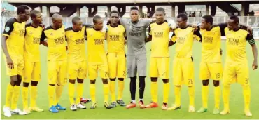  ??  ?? Wikki Tourist pose for a team photo before a Nigeria Profession­al League match in Bauchi