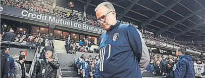  ?? (AP) ?? Bielsa, preocupado. Viajó para estar junto al profesor Bonini, un colaborado­r histórico, y el Lille lo suspendió.