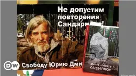  ?? ?? Планшет с фотографие­й Дмитриева и с обложкой его книги "Место памяти Сандармох"