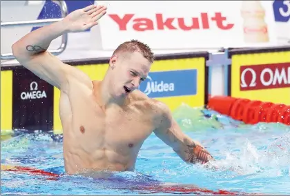  ??  ?? La nueva estrella de la natación de Estados Unidos, Caeleb Dressel, festeja después de ganar la prueba de 4x100 combinado ■ Foto Ap