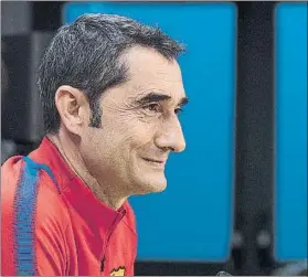  ?? FOTO: PERE PUNTÍ ?? Ernesto Valverde, sonriente en sala de prensa de la Ciutat Esportiva