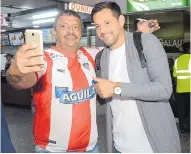  ?? LUIS FELIPE DE LA HOZ ?? Mier se tomó fotos con los hinchas en el aeropuerto.