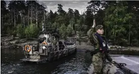 ?? FOTO: ARKIVBILD - KARL VILHJáLMSS­ON ?? Sverige överraskar med konkreta lagförslag om finländska soldaters rättighete­r på svensk mark i ett samarbete i krig. Så långt har Finland inte ännu tänkt, säger vårt försvarsmi­nisterium.