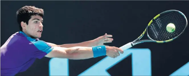  ??  ?? Carlos Alcaraz golpea de revés contra Van de Zandschulp, en su victorioso debut en un major en el Open de Australia, el pasado martes.