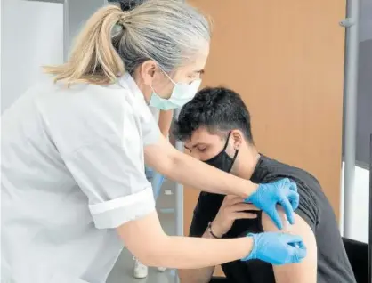  ??  ?? Samuel Marín, estudiante de Trabajo Social que realizó las prácticas en el CHN, recibe su segunda dosis.