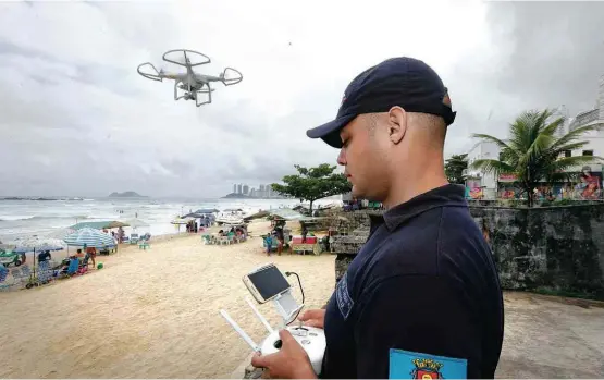  ?? Robson Ventura /Folhapress ?? Drone da Prefeitura de Guarujá sobrevoa praia de Pitangueir­as