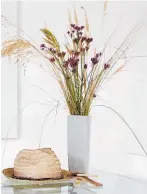  ?? ?? This vase of weeds adds an elegant touch to the table and — no water required!