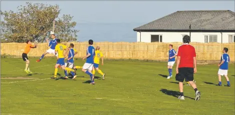  ?? 01_A19footy01 ?? A Brodick head meets a nice cross but the ball went agonisingl­y wide.