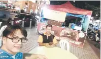  ??  ?? USAHAWAN: Muhammad Ken (depan) bergambar di hadapan gerai burger 1289 di Wireless Walk Jalan North Yu Seng.