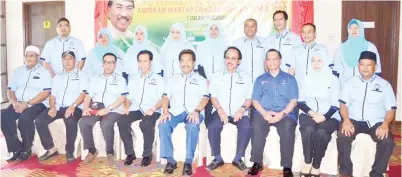  ??  ?? MUSA (duduk, tengah) bersama tetamu kehormat dan barisan kepimpinan KMLB.