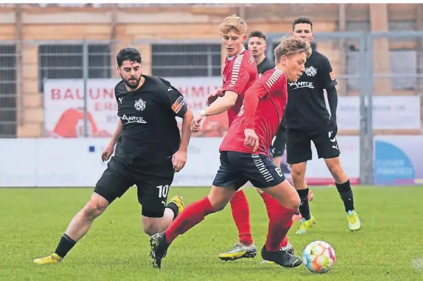  ?? RP-FOTO: MARKUS VAN OFFERN ?? Kapitän Fabio Forster (am Ball) war nach seiner Verletzung wieder dabei und erzielte zwei Treffer für den 1. FC Kleve.