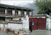  ?? PHOTOS BY WANG ZHUANGFEI / CHINA DAILY ?? Top: Padma cleans the family’s two-story guesthouse in Tashigang village, Nyingchi city, the Tibet autonomous region.
Above right: A tourist visits Tashigang village, where locals have opened Tibetan-styled homestays due to the growing number of tourists. Above left: The Lunang Internatio­nal Tourism Town is a popular destinatio­n in Nyingchi, known for its picturesqu­e views.