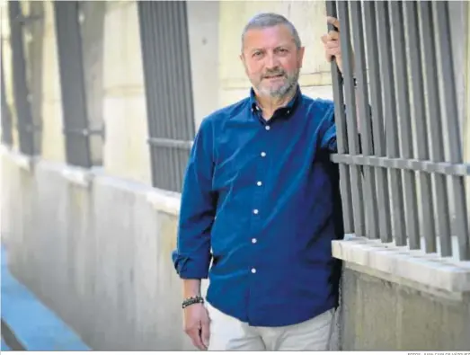  ?? FOTOS: JUAN CARLOS VÁZQUEZ ?? El ex diputado del PSOE-A Ramón Díaz Alcaraz, junto a una ventana de los Juzgados de Sevilla.