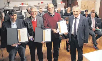  ?? FOTO: WOLFGANG HEYER ?? Jürgen Herkommer (von links), Lothar Grobe und Harald Mayer haben von Bürgermeis­ter Roland Weinschenk die Ehrenamtsm­edaille und eine Urkunde überreicht bekommen.