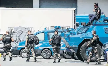  ?? THIBAUD MORITZ / AFP ?? Gendarmes durant l’operació per detenir Terry Dupin, ahir a Le Lardin-Saint-Lazare