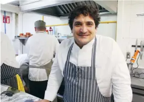  ??  ?? El chef Mauro Colagreco, de Mirazur, tomó la cocina de Quintonil.