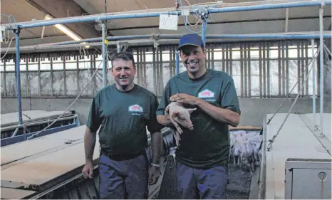  ?? FOTO: PRIVAT ?? Landwirt Bernhard Wiest (links) hat CDU-Politiker Thomas Dörflinger (rechts) auf seinen Schweineho­f nach Schönebürg eingeladen.