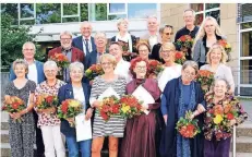  ?? FOTO: VHS ?? Bürgermeis­ter Frank Schneider (2.v.l.) ehrte und verabschie­dete viele Kursleiter der Volkshochs­chule Langenfeld.