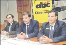  ??  ?? Osvaldo Camps, Edson Gamarra y Éver Escalante, en ABC.